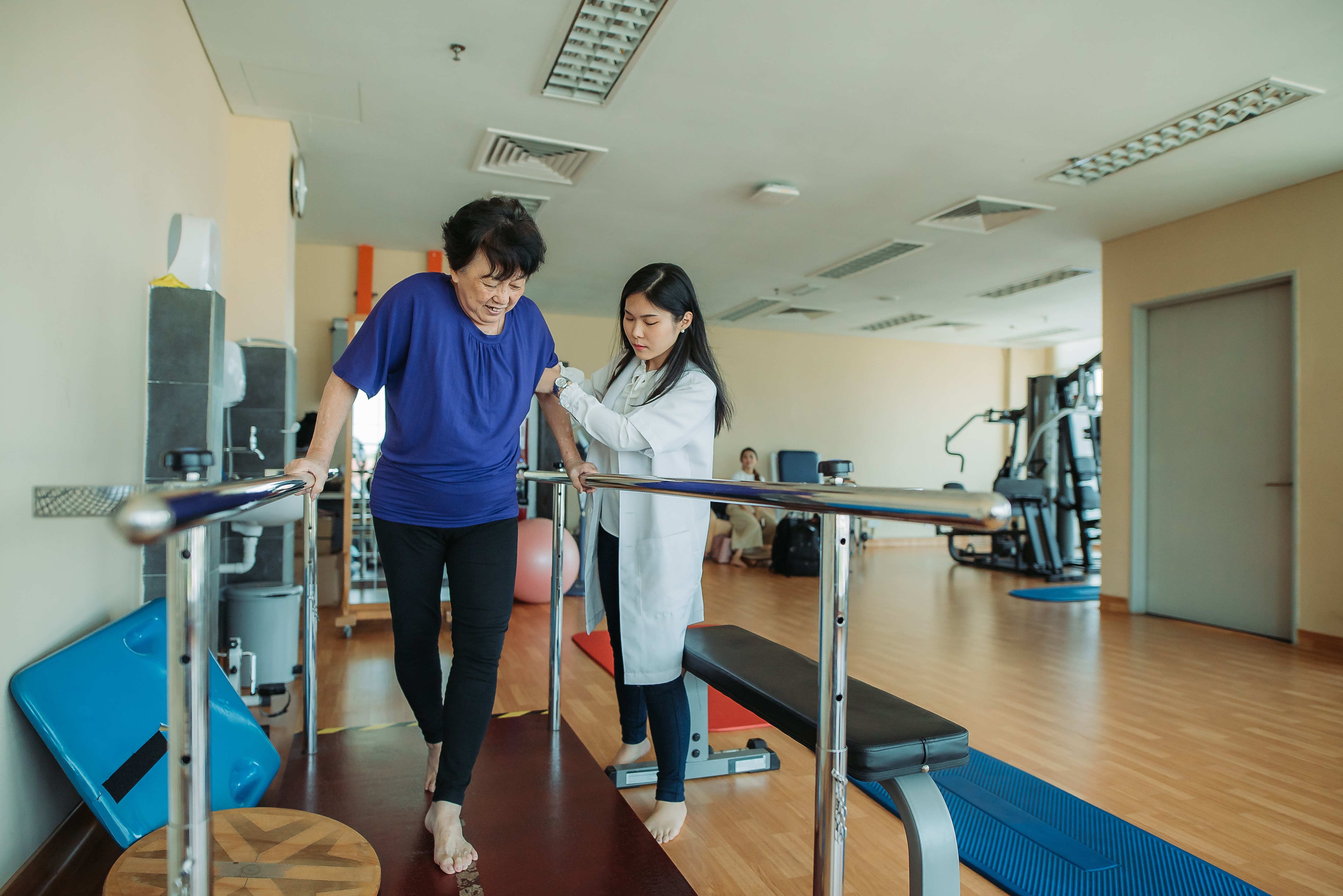 Asian women going through orthopedic rehab 